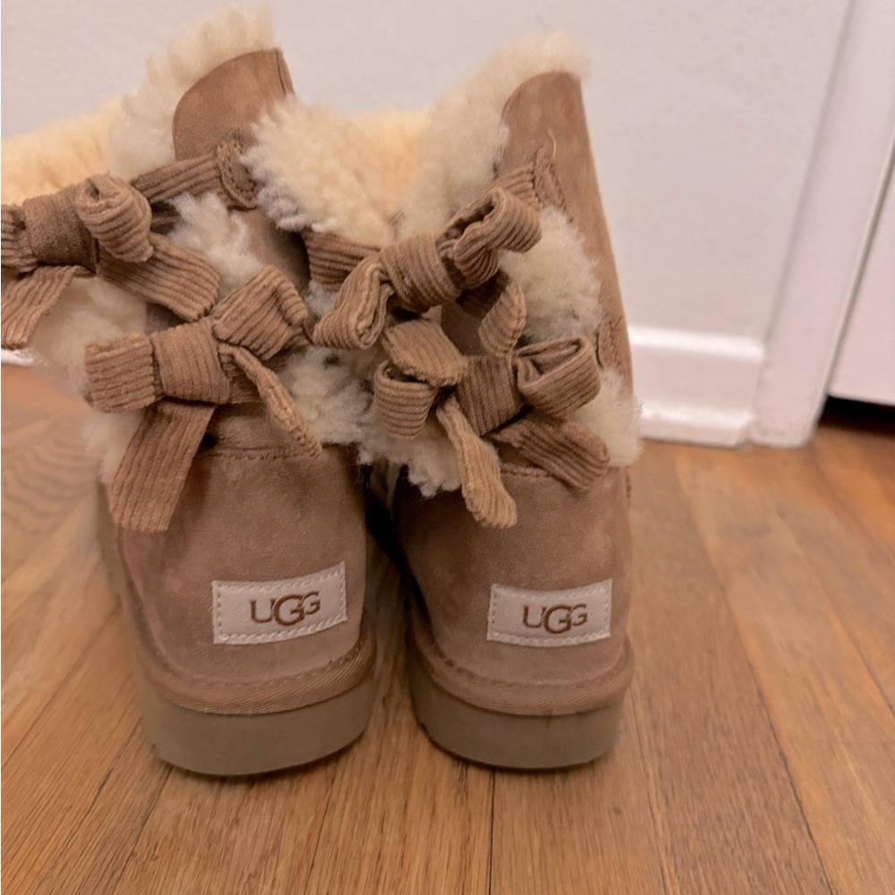 UGG Tan Ankle Boots with Shearling Bows in the back Womens 7